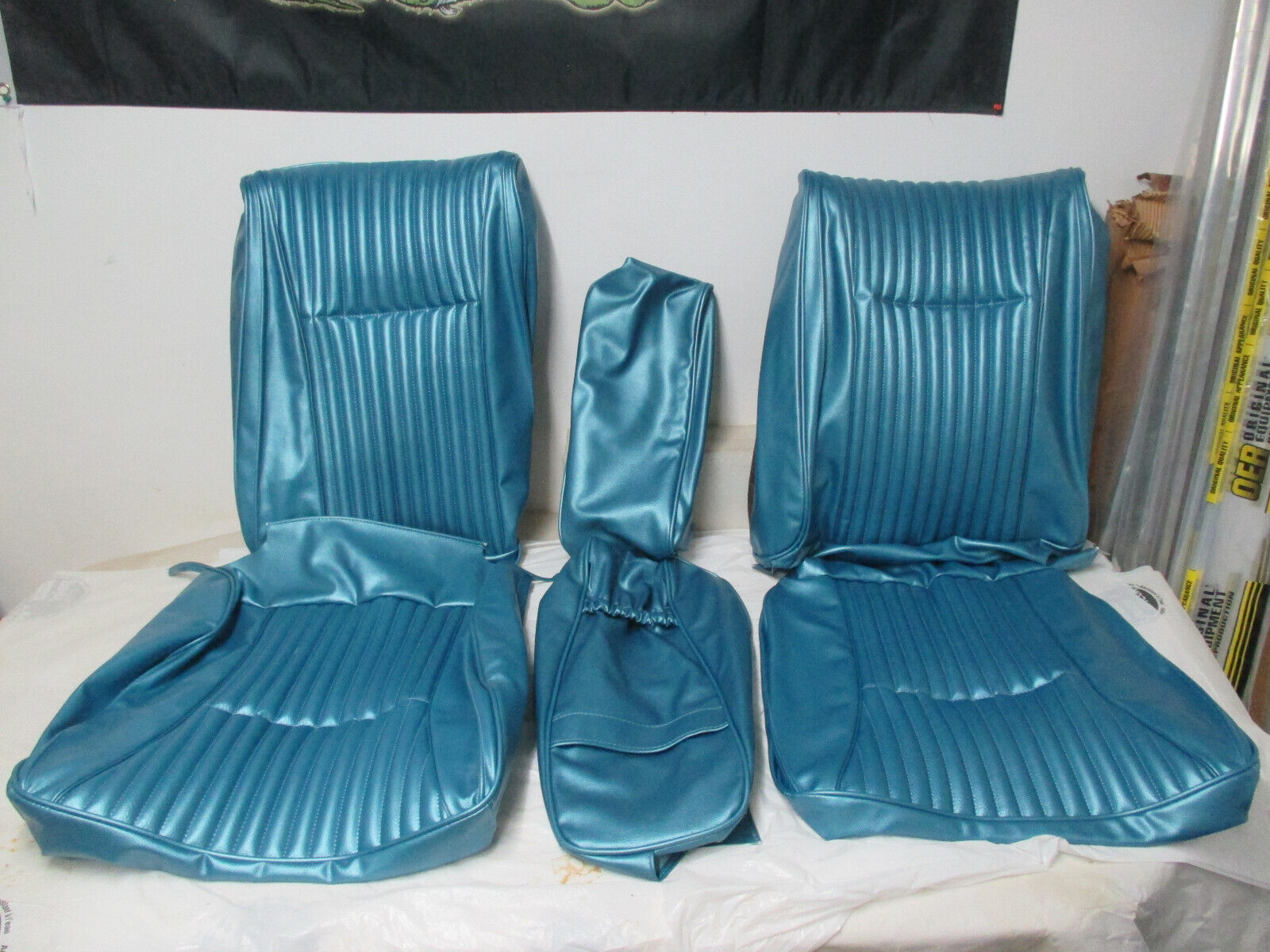 1970 Newport 300 Bucket & Fold Down Armrest Seat Set Blue