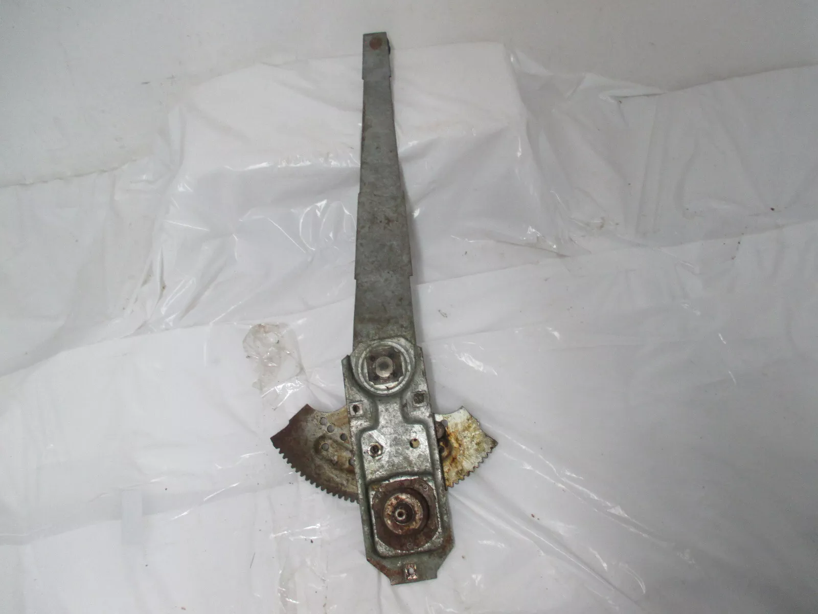 1968-70 Plymouth Dodge B-Body RH Front Door Manual Regulator 2802800
